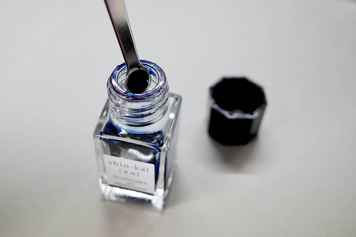 口の細いボトルからもインクをすくえる