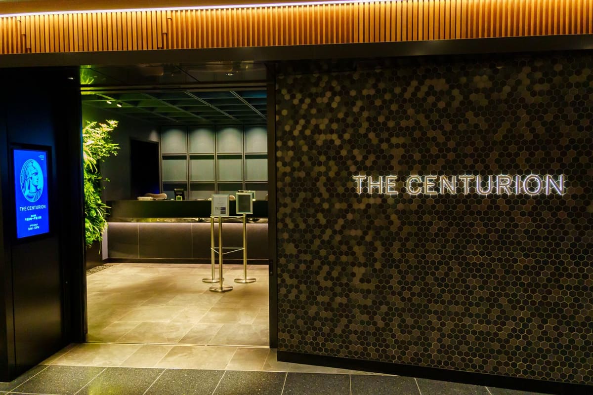 羽田空港第3ターミナルの114番ゲート付近、JALラウンジの隣、以前はANAラウンジがあった場所に設置された