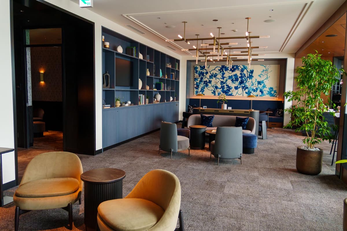 センチュリオン・ラウンジの内装。広さは約696m<span class="em sup">2</span>。各所に藍染めのジャパン・ブルーが配置されている