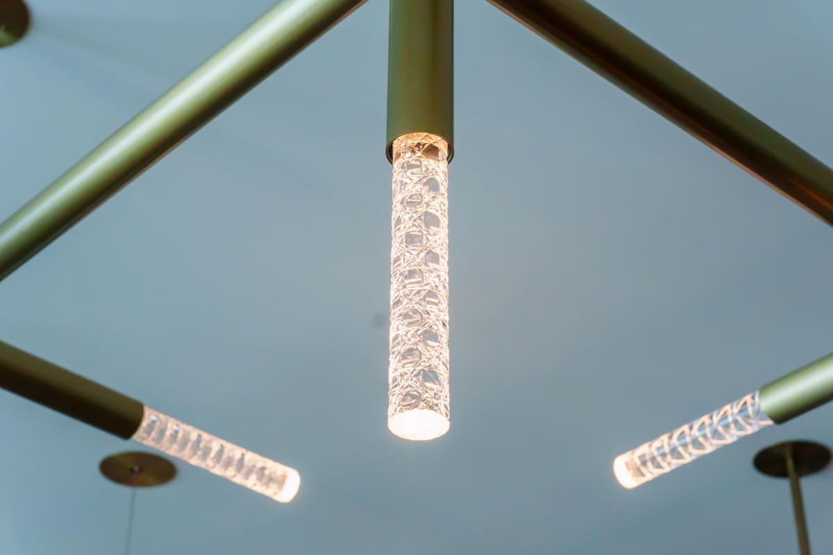 江戸切子から連想された天井のシャンデリアの一部