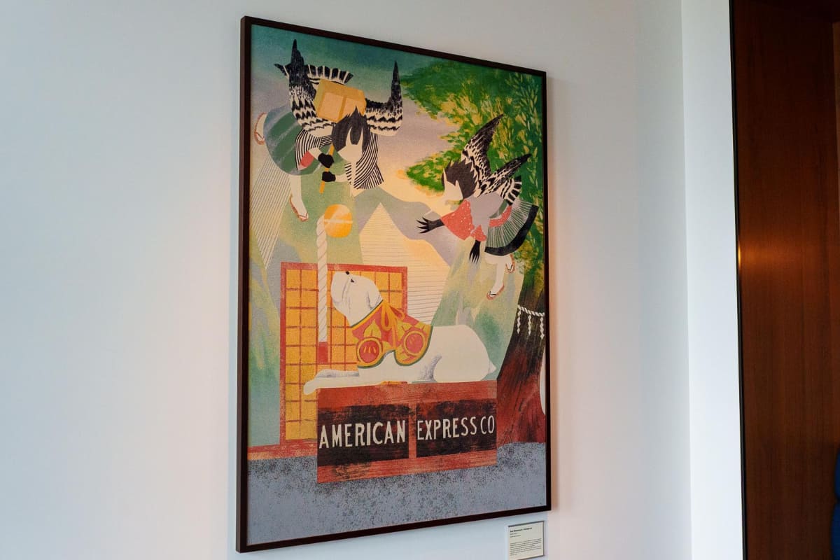 各地のセンチュリオン・ラウンジに配置された犬の絵。日本では狛犬をイメージして西陣織で制作された。アメリカン・エキスプレス創業時のロゴにもあったこの犬は、「サー・チャールズ・フロスティ・ブルー」と呼ばれる同社のマスコット。制作は松本沙希氏