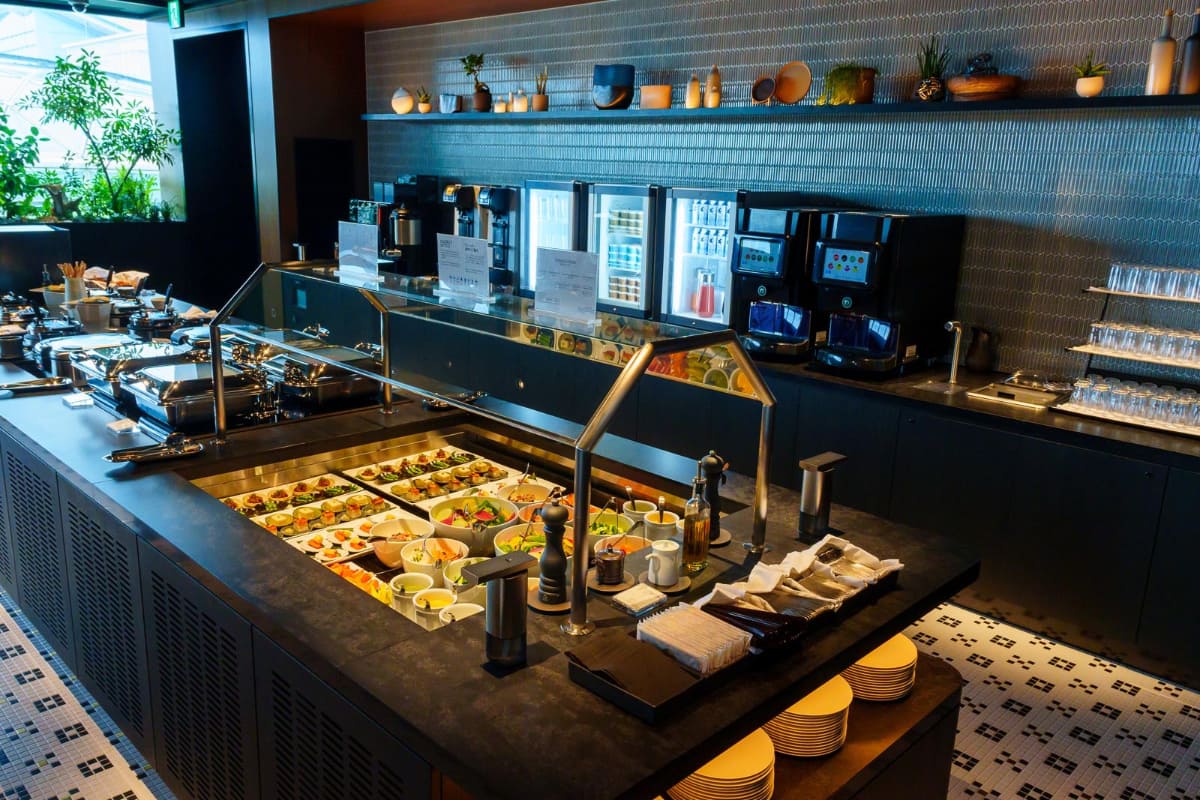 様々な料理が並ぶ