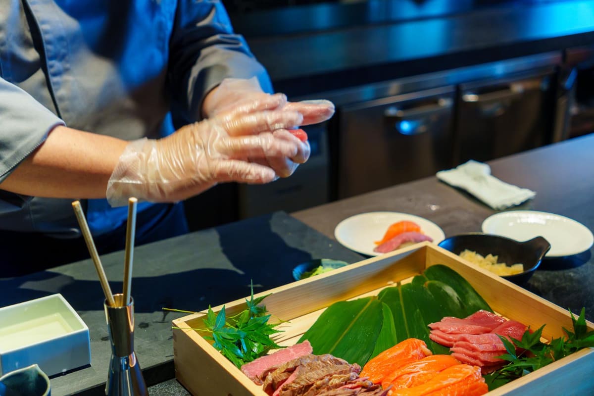 ライブキッチンでは寿司やラーメンを提供
