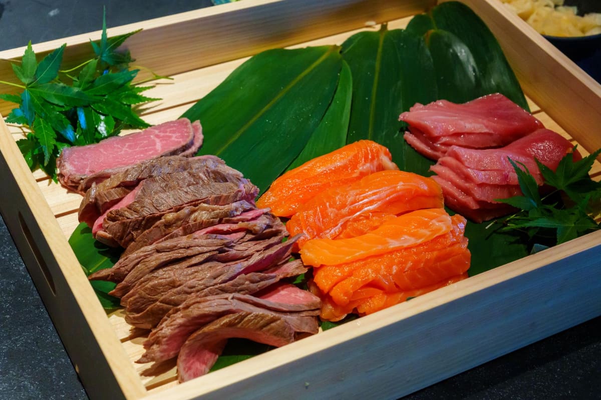 寿司ネタは尾崎牛寿司、マグロ中トロ、サーモンとこぼれいくらの3種類