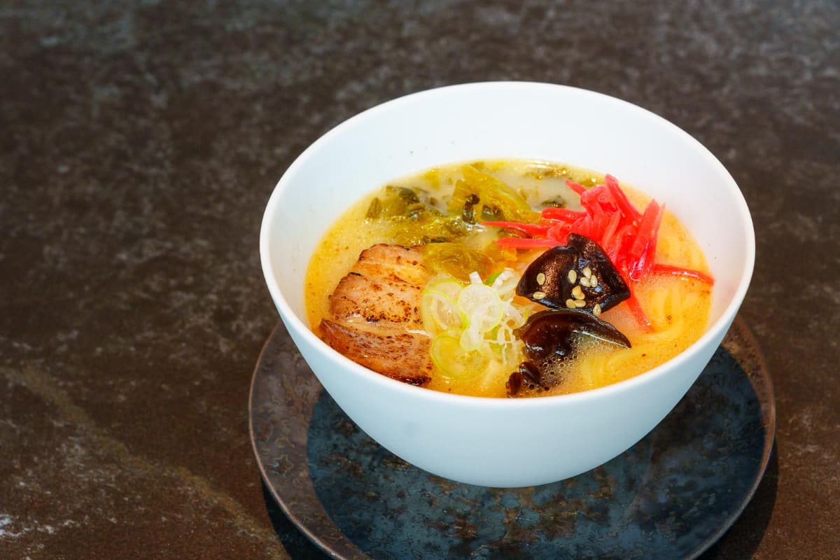 日本の空港ラウンジの定番といえばとんこつラーメン