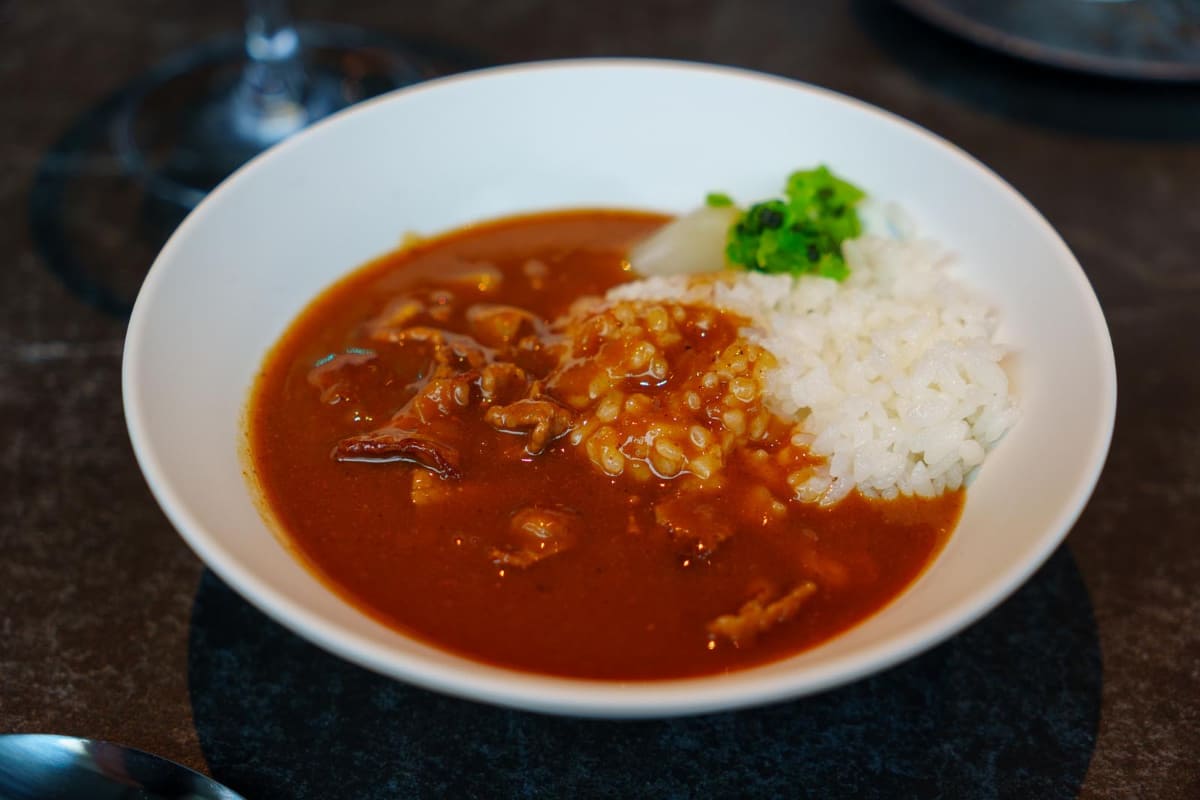 こちらも定番のカレー。いずれも尾崎牛を使用