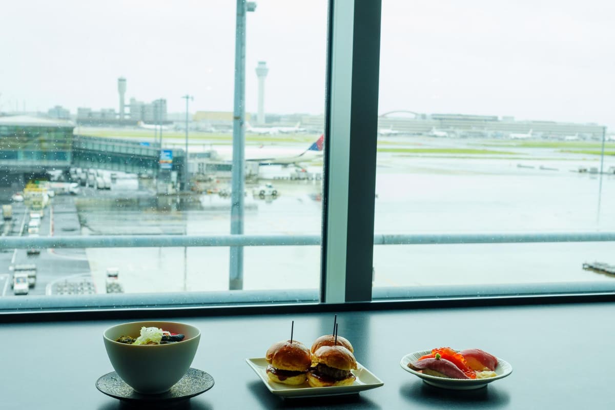飛行機を眺めながら食事をしたり