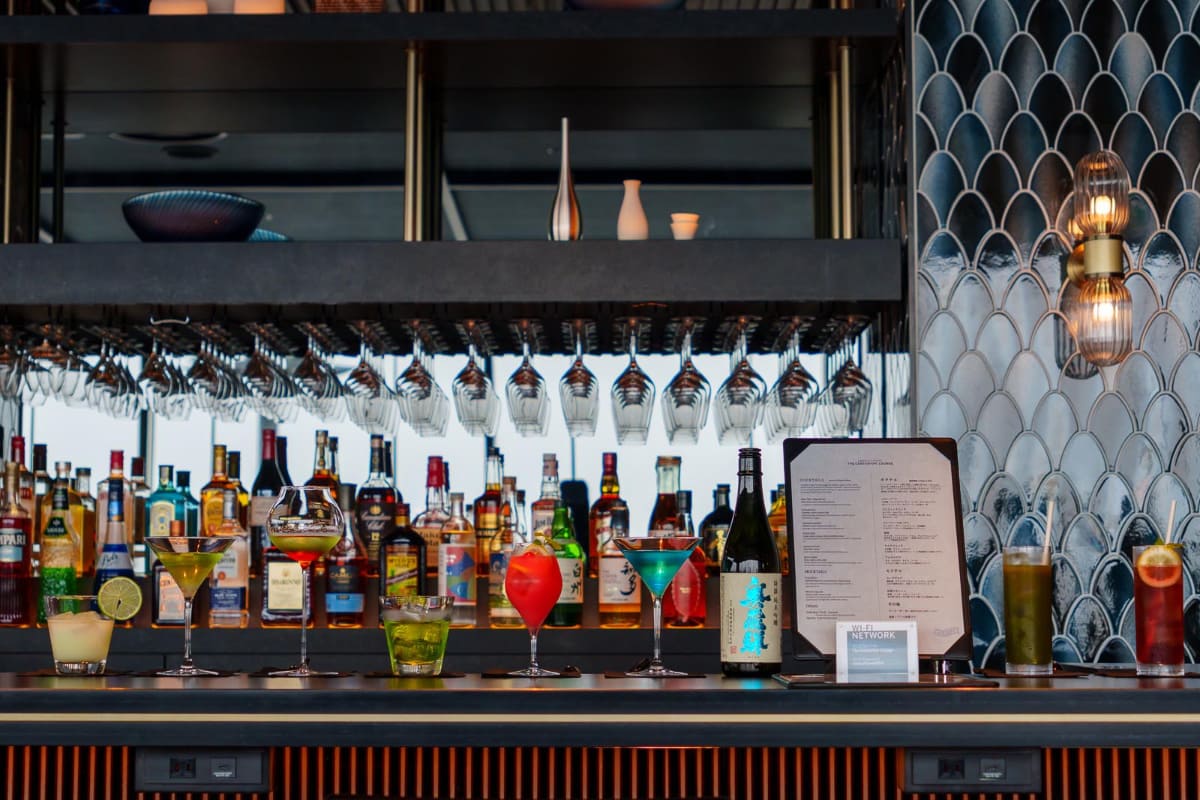 オリジナルカクテルや日本酒、焼酎などを取りそろえたバーカウンター