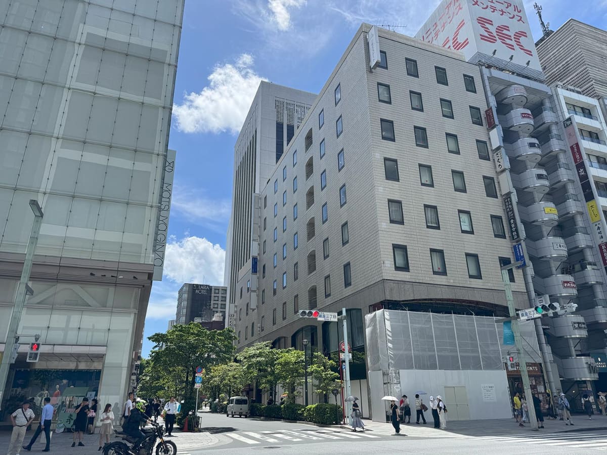 松屋の隣のビルの3階に「THE GINZA LOUNGE」