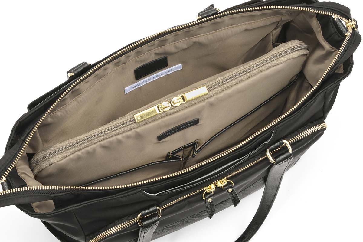 PC収納部はゴムバンドで可動し、荷物を仕分けられる