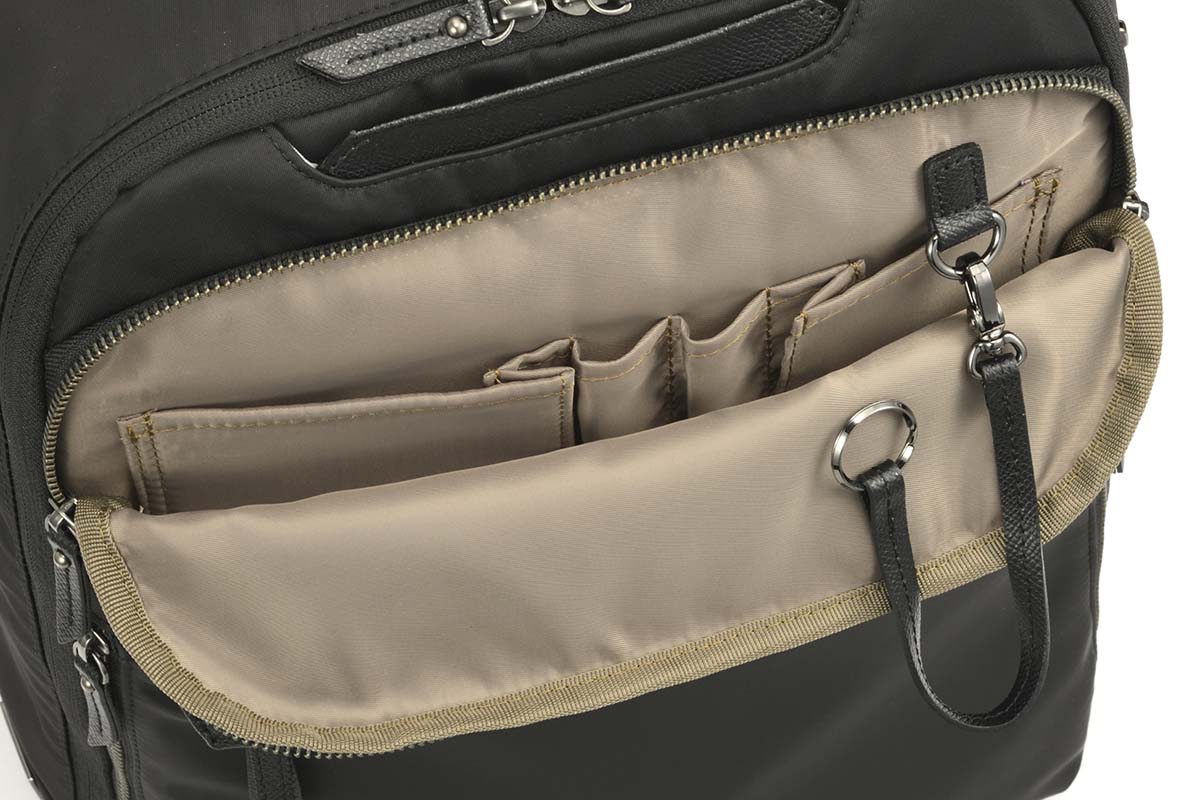 小物の収納に適したオーガナイザーポケットとキーフック