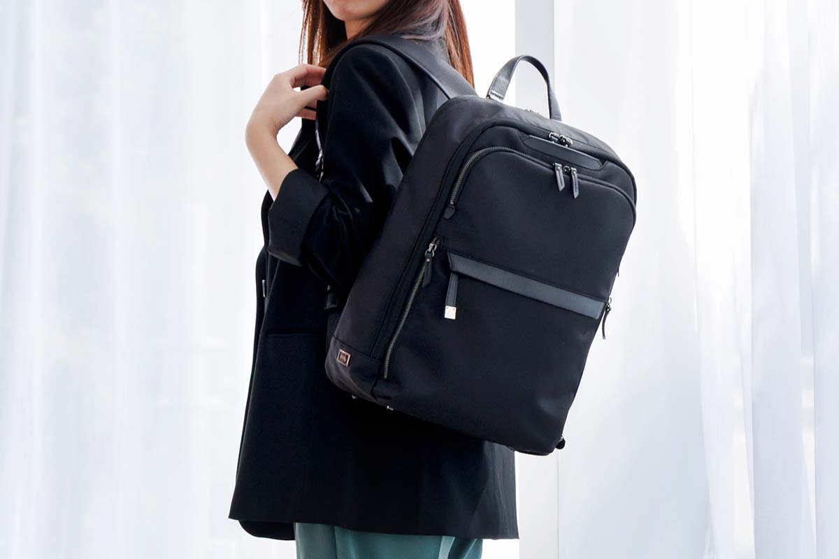 リュック専用の人体測定器で様々な体格をもつ女性59名を計測し、より多くの女性にフィットする形状とした