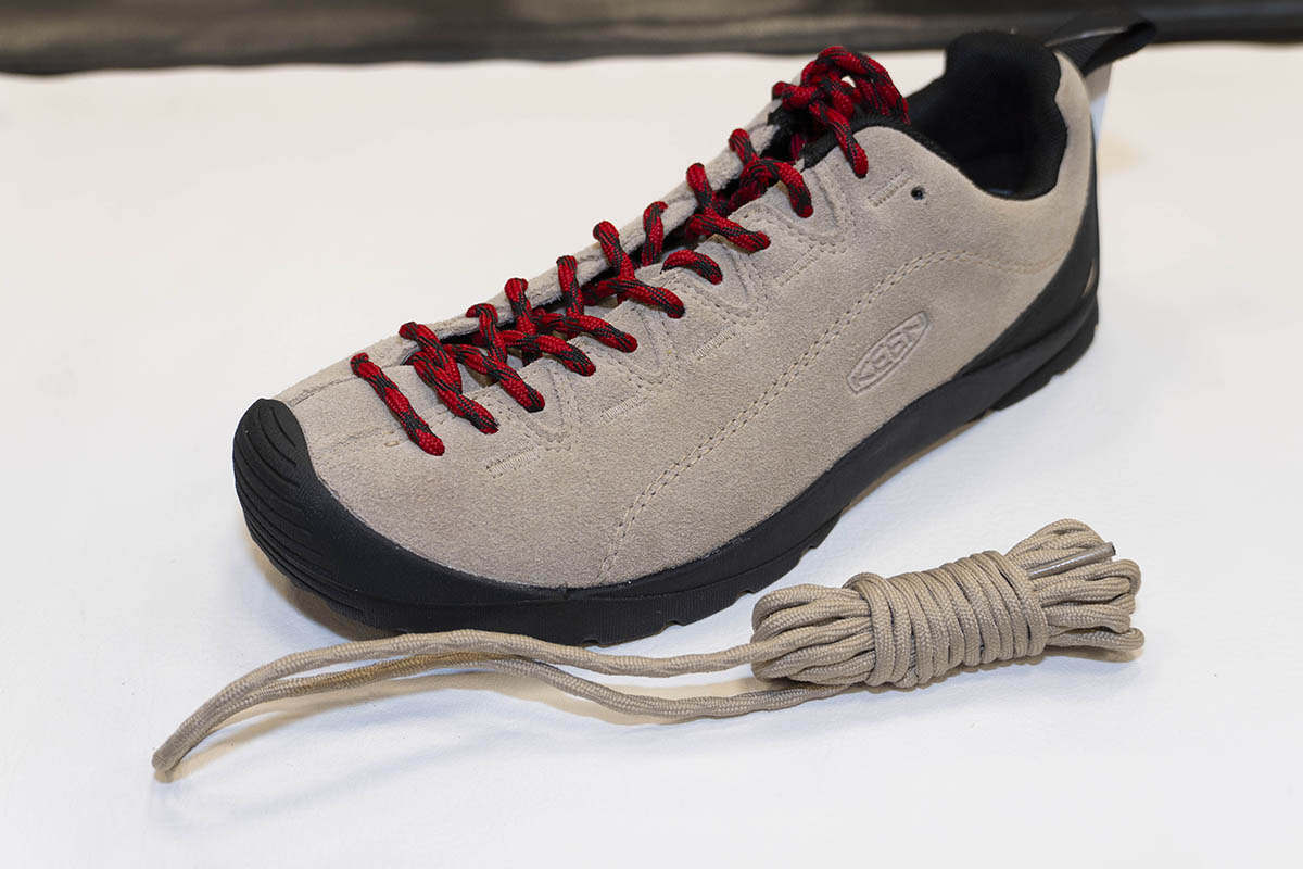 KEEN ジャスパー(16,280円)。色違いの靴紐が2本付属しているので、好みやシーンに合わせてチョイスできる