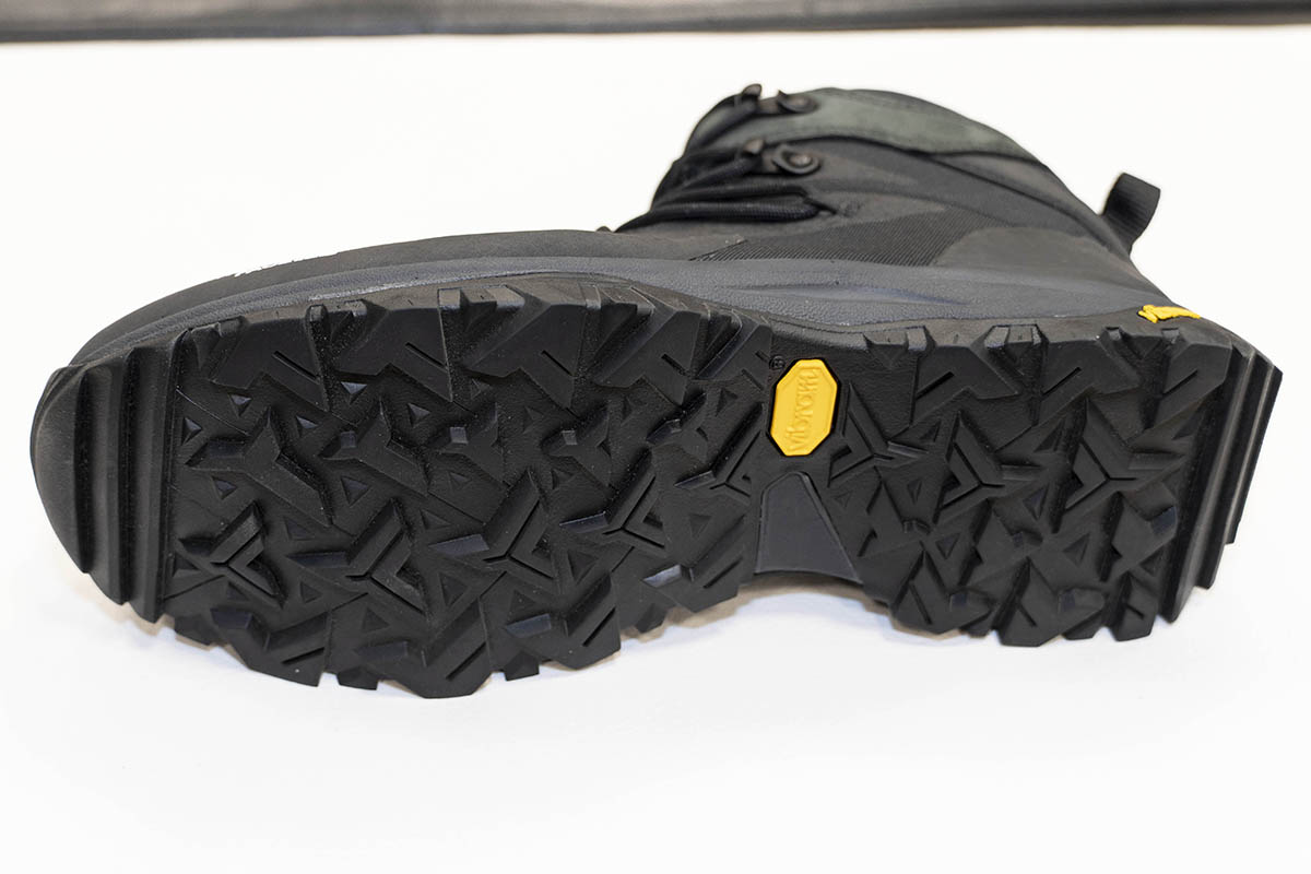 アウトソールにはドライでもウェットでも高いグリップ力を発揮する「Vibram XS-Trekラバー」を採用