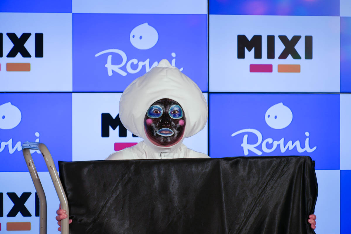 台座の後ろからクビだけを出したRomiのコスプレで登場したキンタローさん