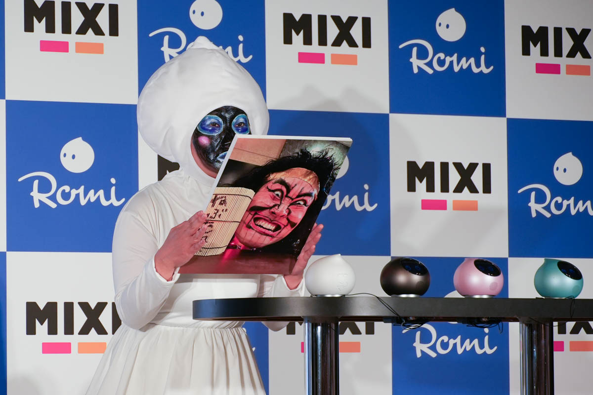 Romiに画像を見せるデモでは、自らが分した「ねぶた」姿のパネルをRomiに見せるとRomiは見事に「ねぶた祭りだね」と回答