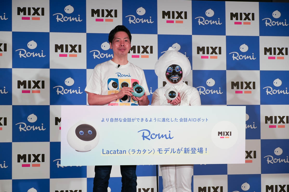 MIXI 取締役ファウンダー 上級執行役員の笠原健治氏(左)とキンタローさん