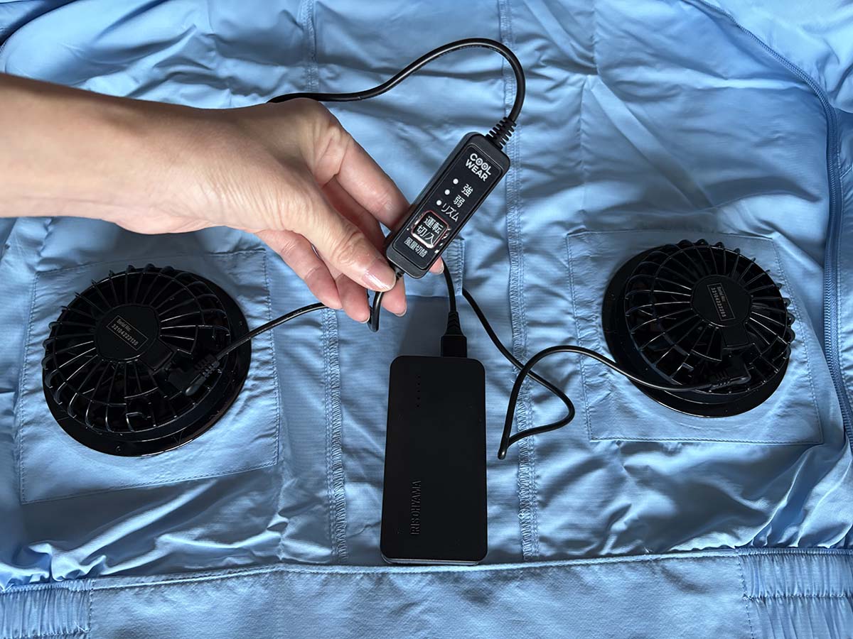 ファンをウェアにセット。モバイルバッテリーと接続します