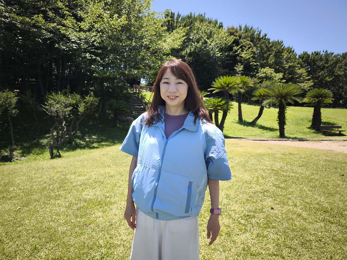 ファン付きウェアを着たところです。筆者は身長が164cmありますが、Lサイズは少し大きかったかもしれません