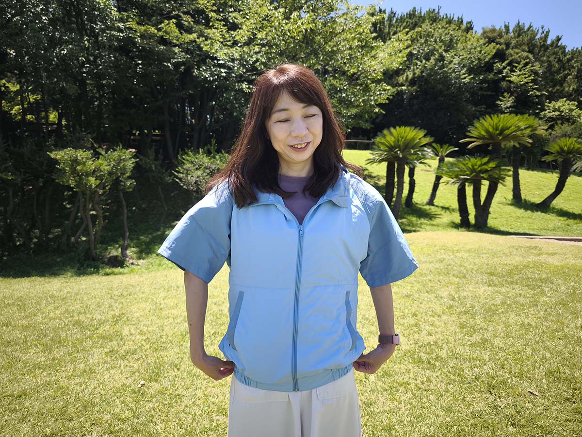 横にボタンがあり、締めるとフォルムがすっきりします