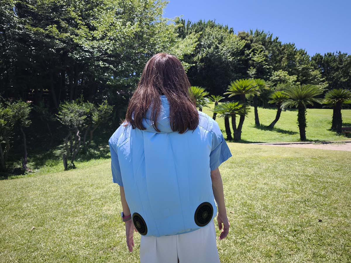 背中部分はこのようにファンが見えます。袖からも空気が流れています