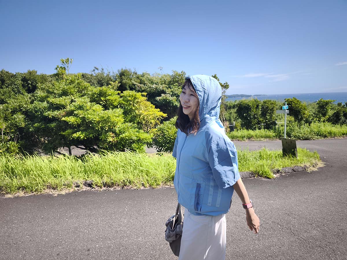 フードをかぶると、首元にも風が流れてきます。日よけにもなります