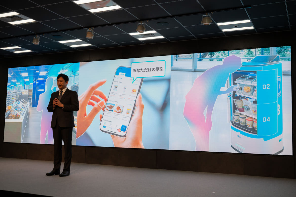 受付階の6階にあるローソンと連携、アプリで注文した商品を指定の場所まで配送するデリバリーロボット。入館ゲートやエレベーター、執務エリアへの自動ドアも通過できる