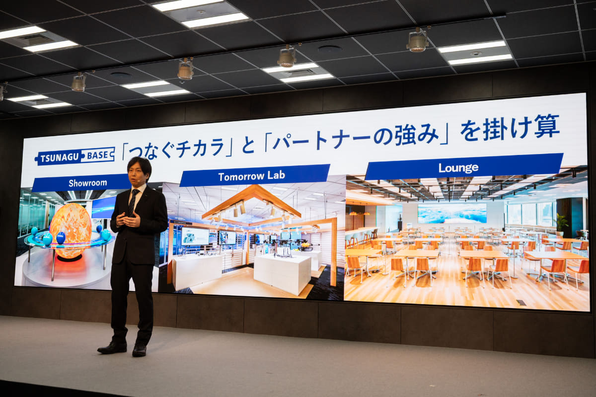 社員食堂のメニューの配送を行なうロボット(左)、社内メール便の拠点間配送を行なうロボット(右)