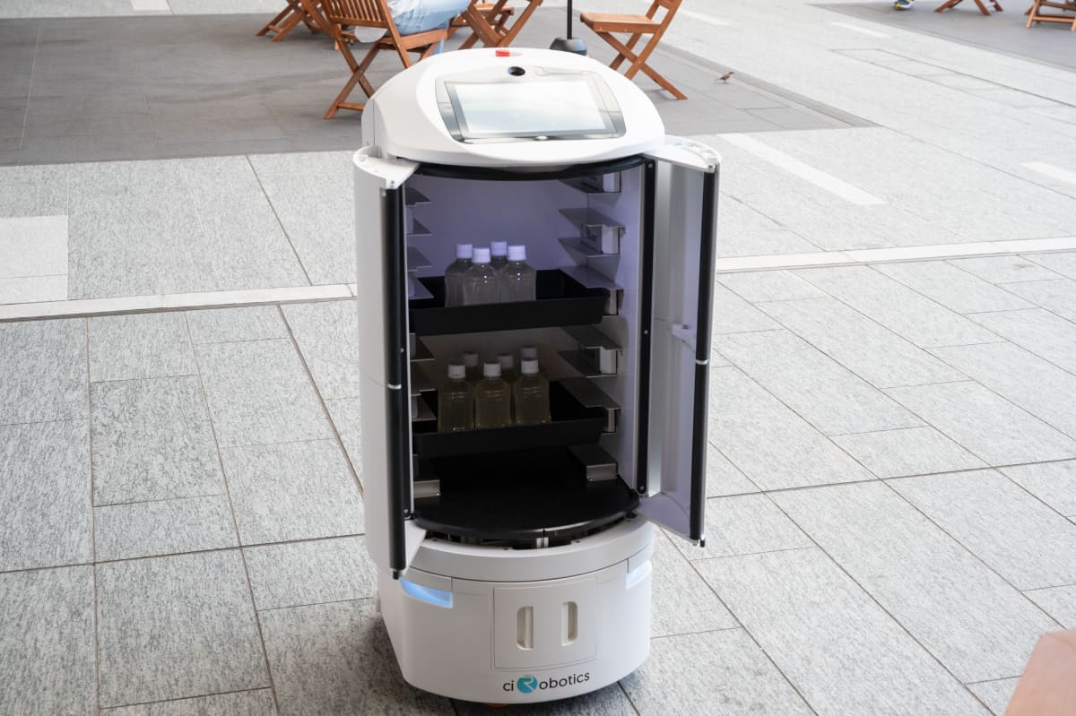 公共エリアのロボットは、当初はプロモーション用のサンプル品などを配布し、ユーザー側に料金は発生しないような運用になる予定