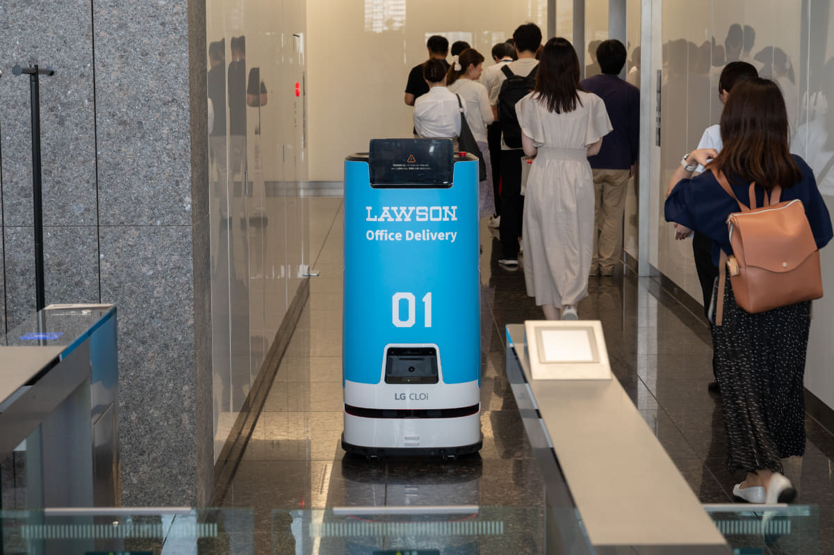 受付階の6階にあるローソンと連携、アプリで注文した商品を指定の場所まで配送するデリバリーロボット。入館ゲートやエレベーター、執務エリアへの自動ドアも通過できる
