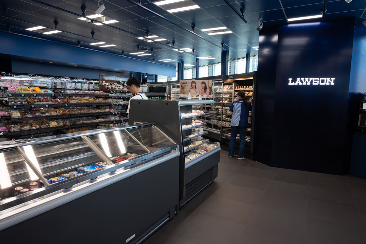 執務フロアの17階にある「ローソン S KDDI高輪本社店」。アプリによる決済でレジを廃し、通常であれば4名で運用する規模だが、スタッフは1名のみ