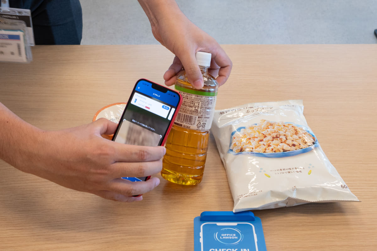 「ローソン S KDDI高輪本社店」の店内や回遊販売では、値札か商品のバーコードをアプリで読み取ってカートに入れ、決済する