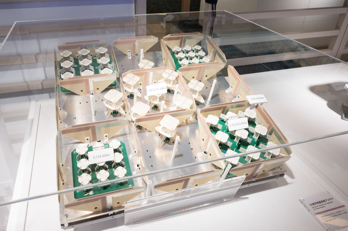 10波共用基地局アンテナの内部