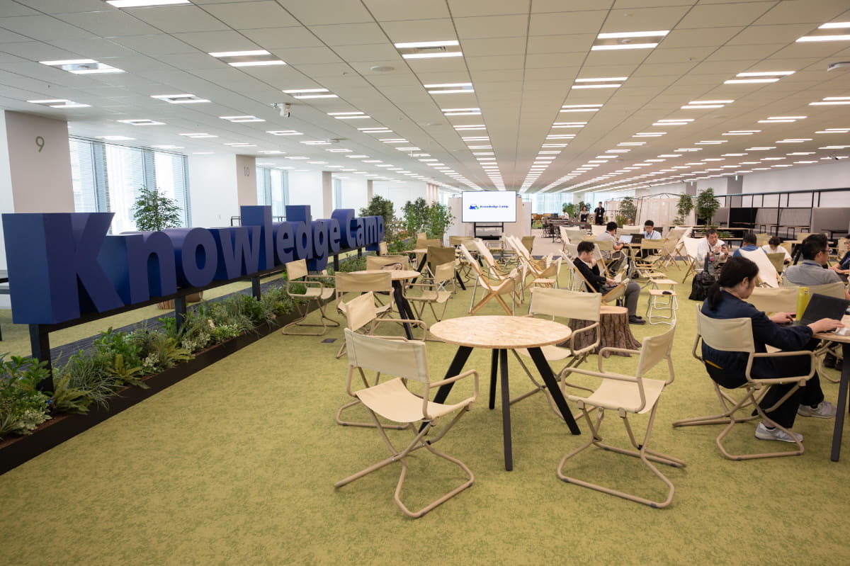 社員食堂のメニューの配送を行なうロボット(左)、社内メール便の拠点間配送を行なうロボット(右)