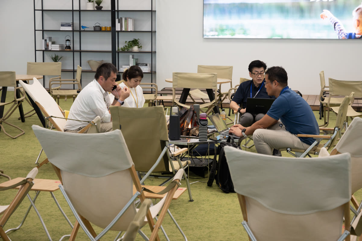 社員食堂のメニューの配送を行なうロボット(左)、社内メール便の拠点間配送を行なうロボット(右)