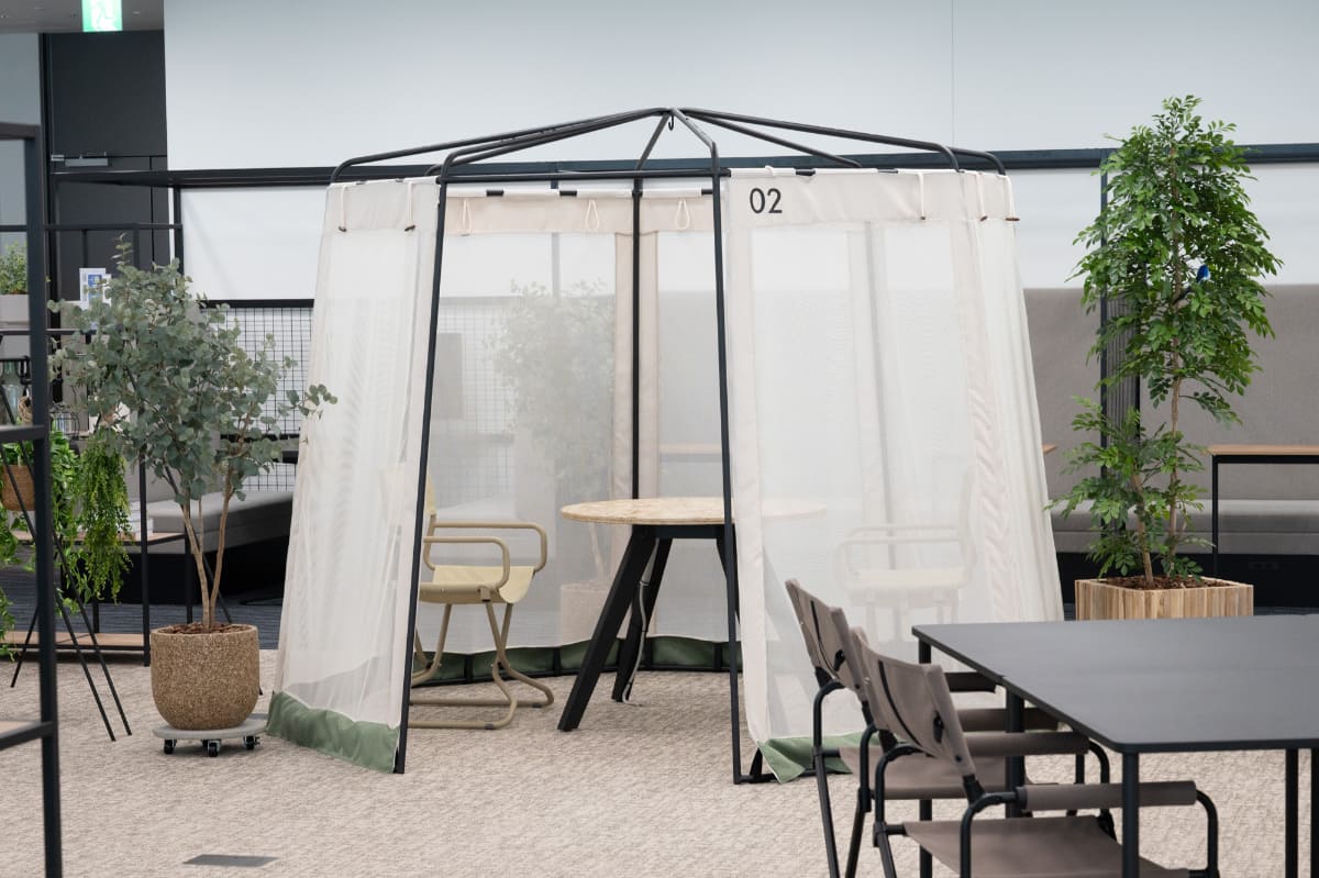 社員食堂のメニューの配送を行なうロボット(左)、社内メール便の拠点間配送を行なうロボット(右)