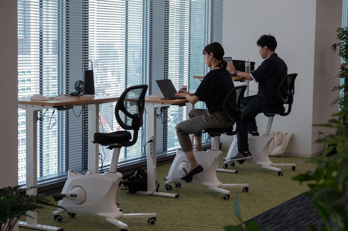 社員食堂のメニューの配送を行なうロボット(左)、社内メール便の拠点間配送を行なうロボット(右)