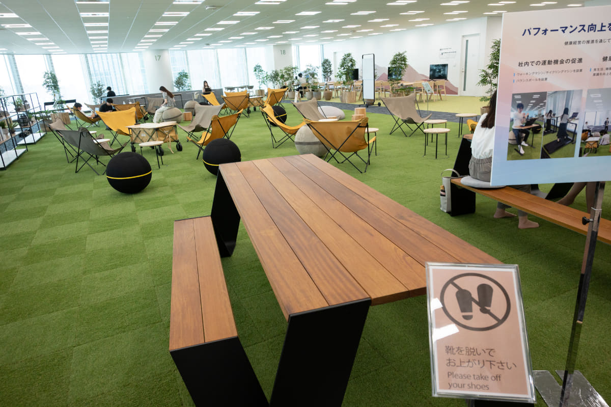 社員食堂のメニューの配送を行なうロボット(左)、社内メール便の拠点間配送を行なうロボット(右)