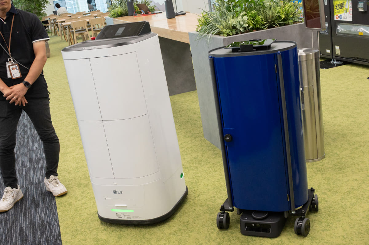社員食堂のメニューの配送を行なうロボット(左)、社内メール便の拠点間配送を行なうロボット(右)