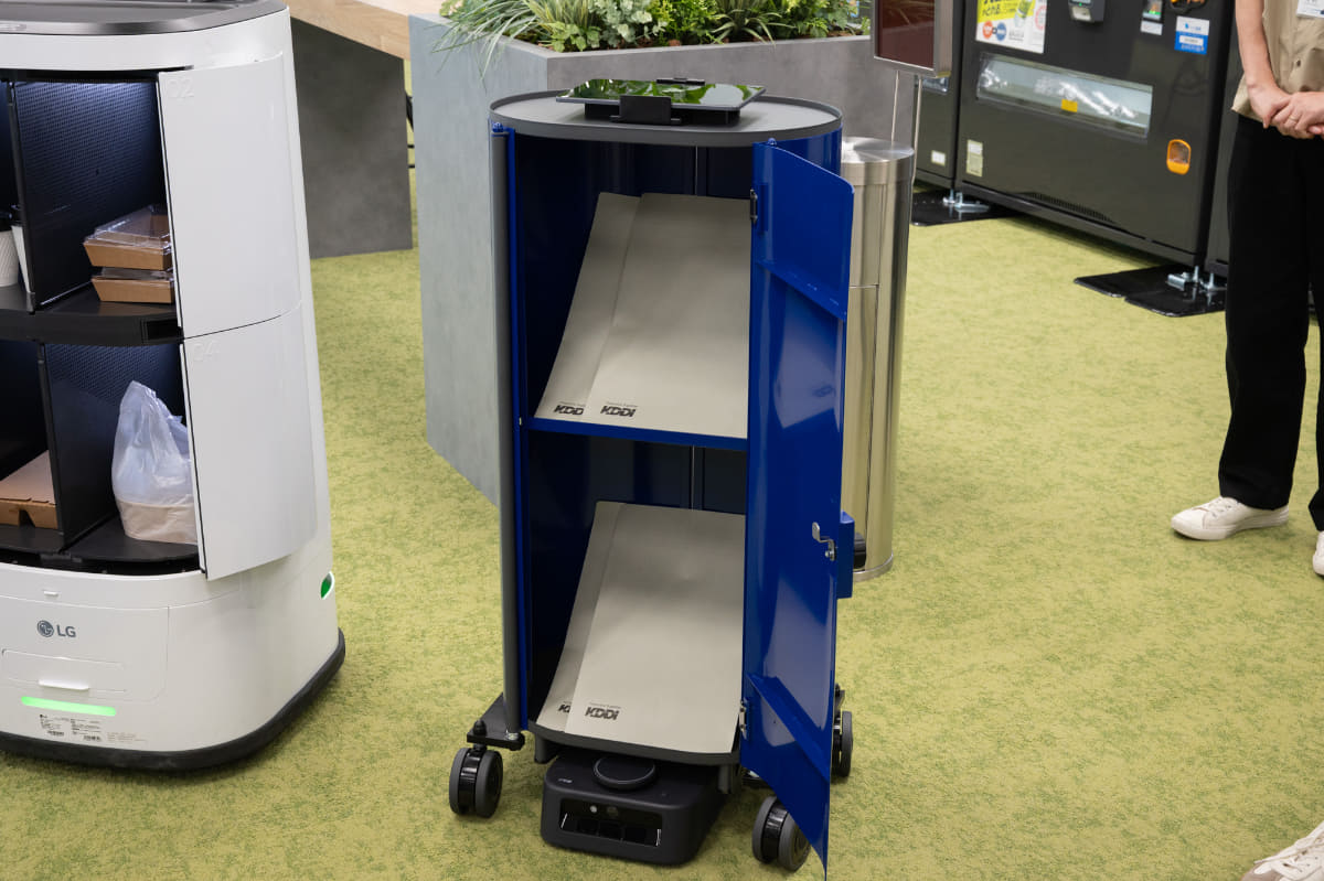 社内の拠点間を移動するメール便ロボット。最終的な配送は専属スタッフが行なう