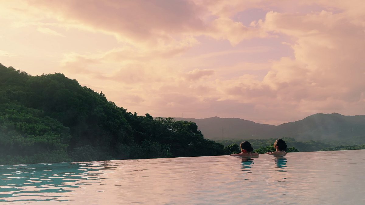 スパのインフィニティプール　画像提供：ジャパンエンターテイメント