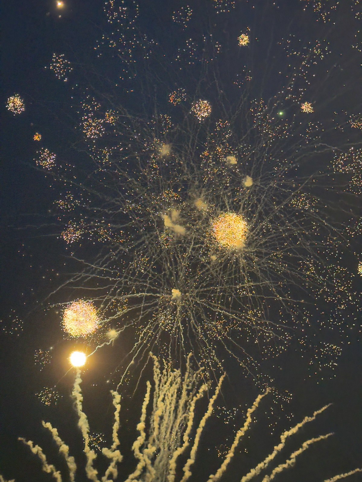 遠くの花火を撮影するのにLEDフラッシュは必要ありません