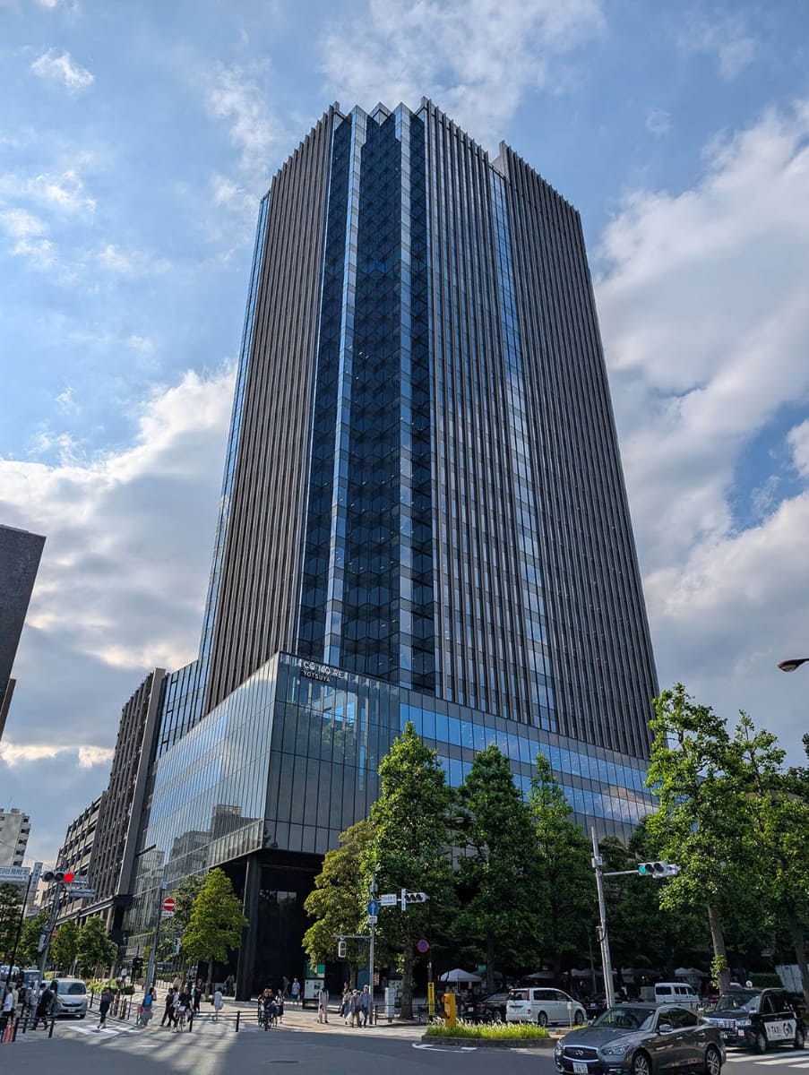 合併してLINEヤフーとなり、本社オフィスを東京の紀尾井町に集約するまでLINEが入居していた四谷タワー(コモレ四谷)。現在はPayPay“グループ”の4社が入居する
