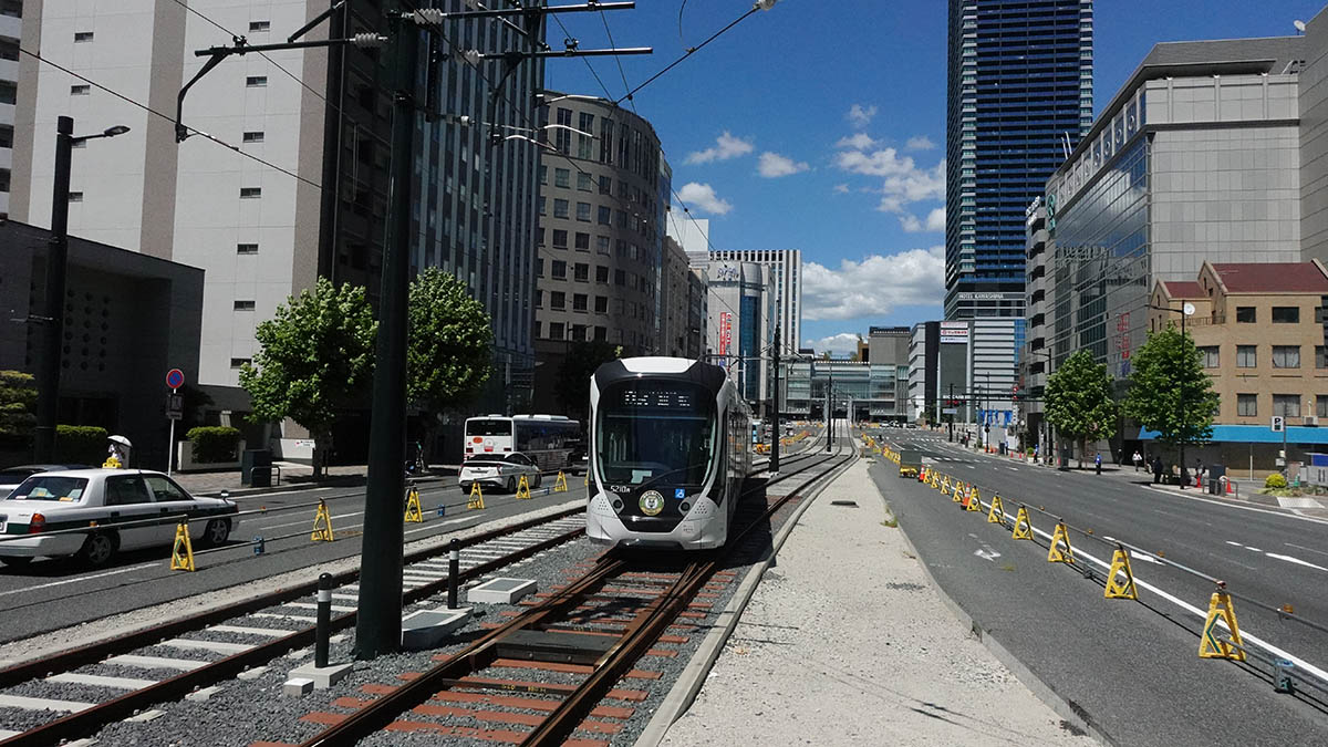 「駅前大橋ルート」を、新・的場町停留所から眺める。奥は広島駅停留所