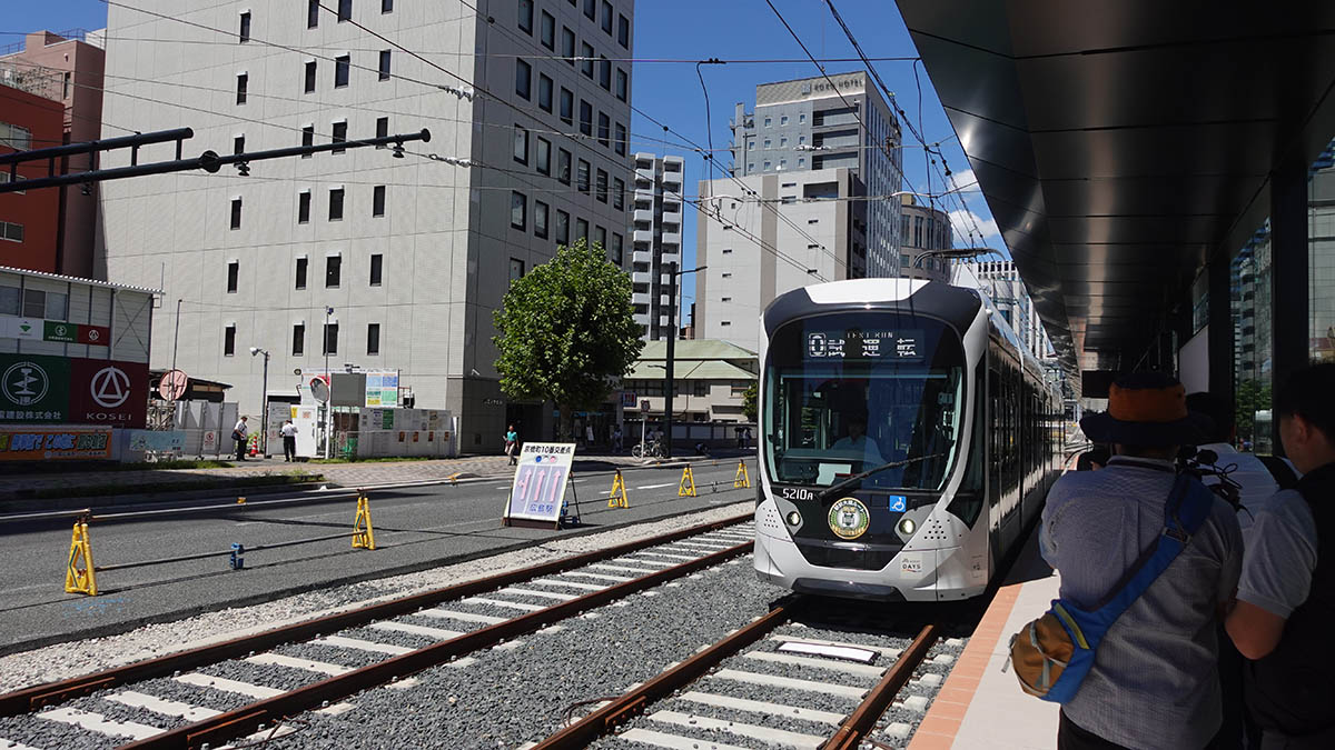 稲荷町停留所(下り方面)に停車する試運転の電車。通常時は広島駅方面の電車は停車しない
