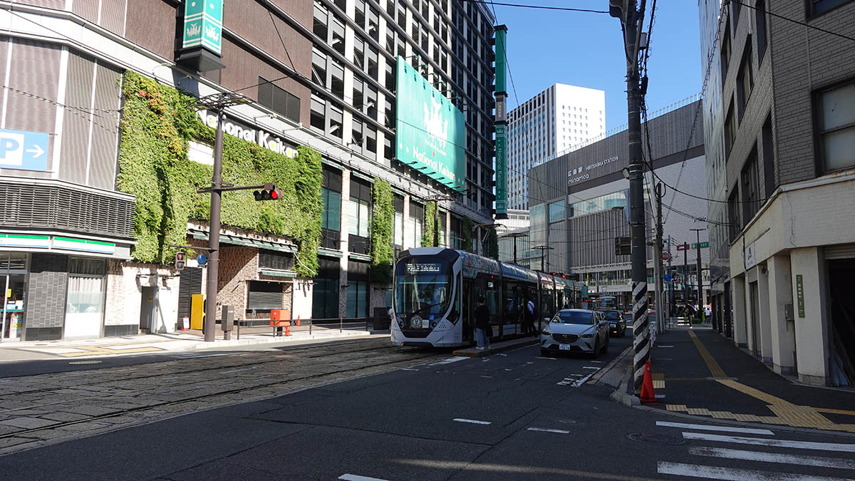 猿猴橋町停留所を発車する電車。すぐ奥は広島駅