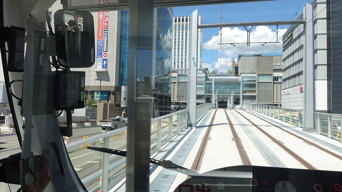 ビルの2階ターミナルに向けてまっすぐ坂を上る電車