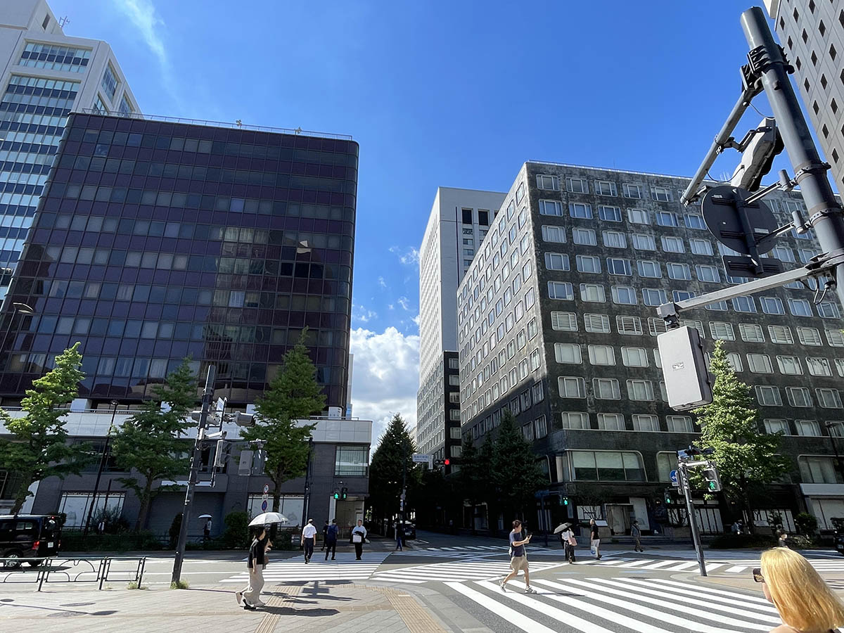 有楽町駅前から。左が有楽町ビル、右が新有楽町ビル(21年11月撮影)