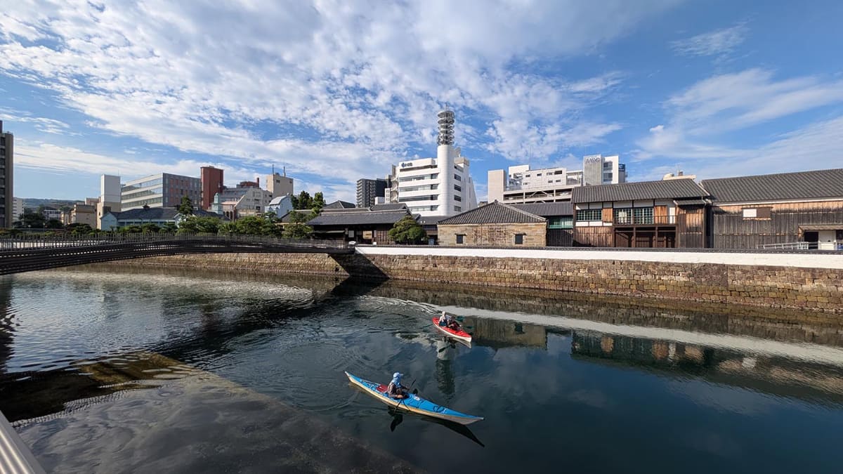 江戸時代は実質的に唯一外国への公式な窓口だった出島。当時は国内初ともいえる本格的な人工島だったが、現在では長崎港の整備の過程で内陸に取り込まれている。長崎の著名なランドマークの1つ