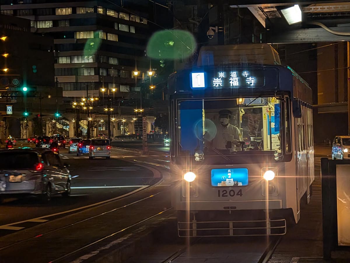 夜の長崎市内を走る長崎電気軌道の路面電車